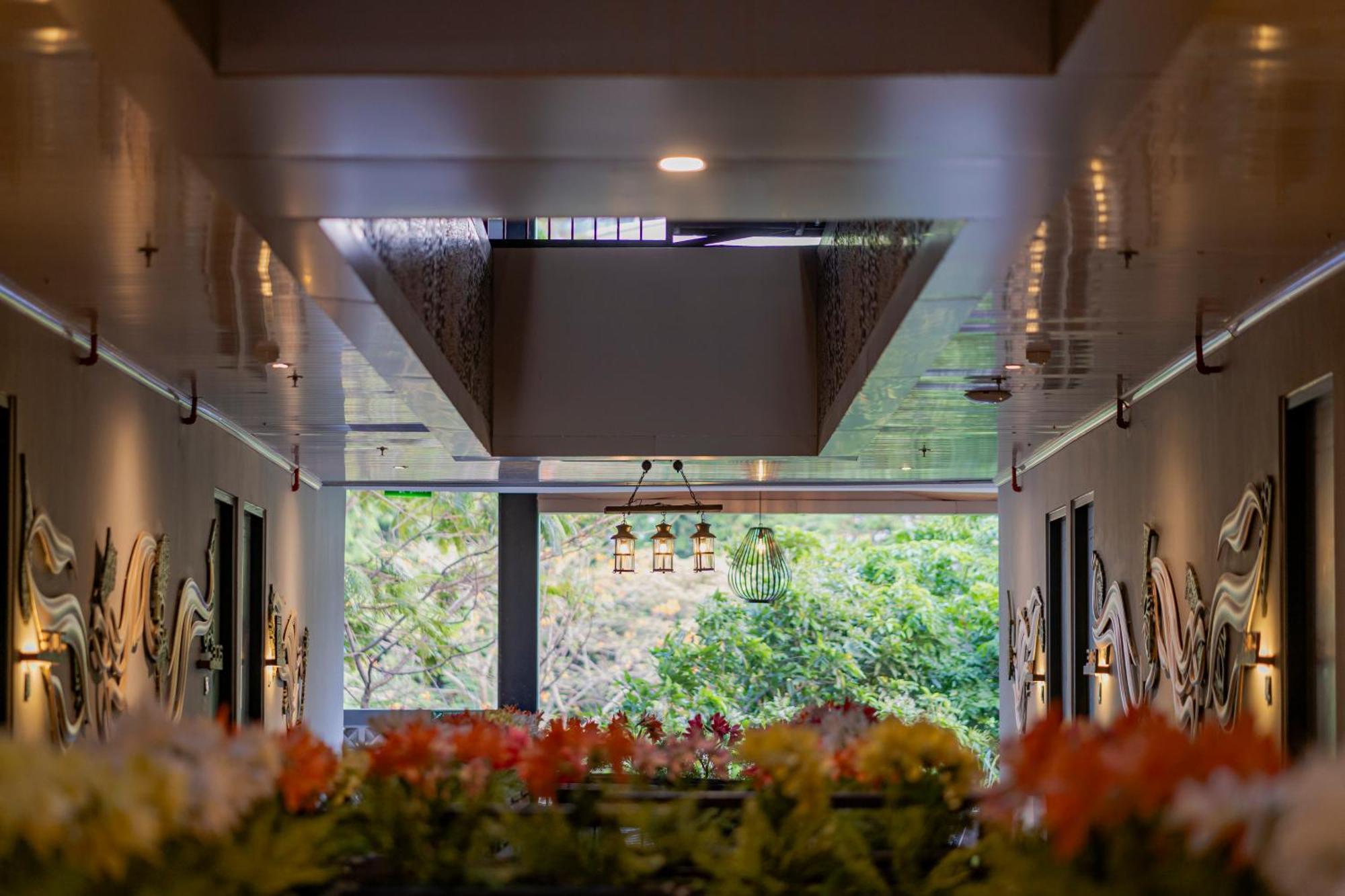 Stay.Vie Hotel สุราบายา ภายนอก รูปภาพ